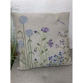 Blue Flowers - kvadratisk pude - broderi