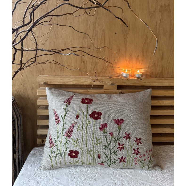 Red Flowers - pude - broderi